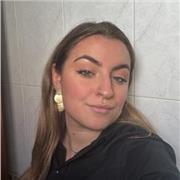 Profesora que imparte clases a niños de distintas edades